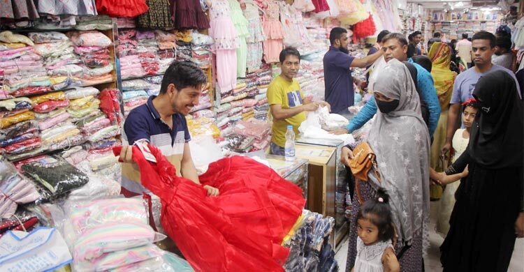 জমে উঠেছে নওগাঁর ঈদ বাজার