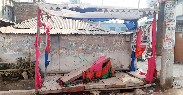 নওগাঁয় একরাতে নৌকার চার নির্বাচনী ক্যাম্পে আগুন