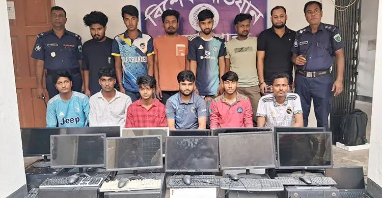 নওগাঁয় অনলাইন জুয়ার আস্তানায় অভিযান, গ্রেফতার ১৫