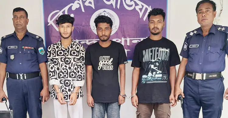 নওগাঁয় অনলাইন জুয়ার আস্তানায় অভিযান, গ্রেফতার ১৫