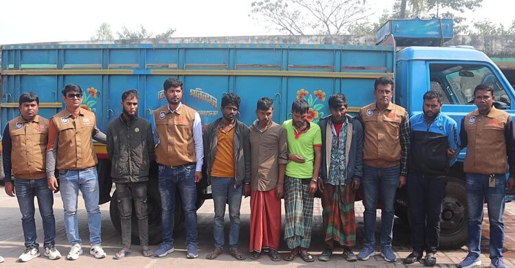 নওগাঁয় ধানবোঝাই ট্রাক ডাকাতি, আন্তঃজেলা চক্রের ৬ সদস্য আটক