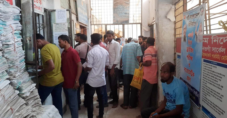 নওগাঁয় অনলাইন সেবা চালু হলেও কমেনি দালালের দৌরাত্ম্য