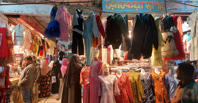 নওগাঁয় শীতের সঙ্গে পাল্লা দিয়ে বাড়ছে গরম কাপড়ের বেচাকেনা