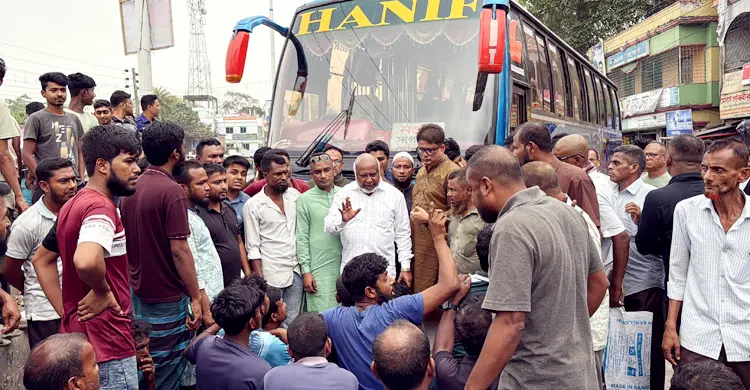 নওগাঁয় বাস-সিএনজি শ্রমিকদের দ্বন্দ্বে পরিবহন চলাচল বন্ধ