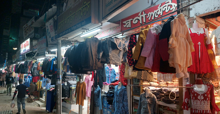 নওগাঁয় শীতের সঙ্গে পাল্লা দিয়ে বাড়ছে গরম কাপড়ের বেচাকেনা