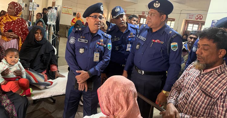 নওগাঁর পত্নীতলায় এক মা তার ১৬ মাস বয়সী কন্যা সন্তানকে সেতু থেকে আত্রাই নদীতে ফেলে দিয়েছেন। পরে নিজেই থানায় গিয়ে পুলিশের কাছে আত্মসমর্পণ ও গ্রেফতারের দাবি জানান