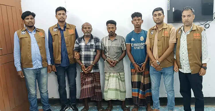 ‘জমি নিয়ে বিরোধের জেরে নওগাঁয় একই পরিবারের ৪ জনকে হত্যা’