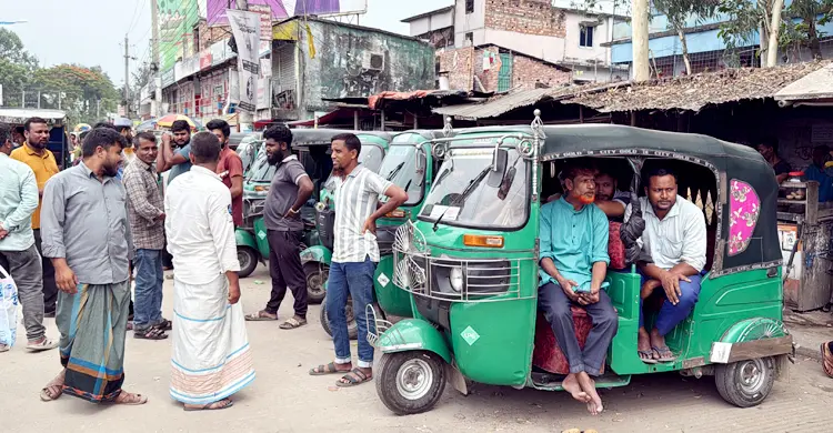নওগাঁয় বাস-সিএনজি শ্রমিকদের দ্বন্দ্বে পরিবহন চলাচল বন্ধ