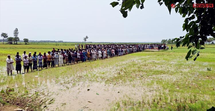 নওগাঁয় একই গ্রামের নিহত ৬ জনকে পাশাপাশি দাফন
