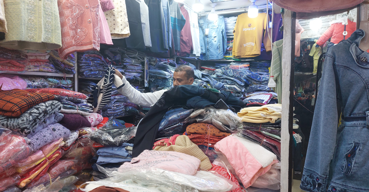 নওগাঁয় শীতের সঙ্গে পাল্লা দিয়ে বাড়ছে গরম কাপড়ের বেচাকেনা