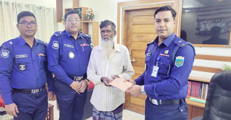 নওগাঁর পত্নীতলায় এক মা তার ১৬ মাস বয়সী কন্যা সন্তানকে সেতু থেকে আত্রাই নদীতে ফেলে দিয়েছেন। পরে নিজেই থানায় গিয়ে পুলিশের কাছে আত্মসমর্পণ ও গ্রেফতারের দাবি জানান