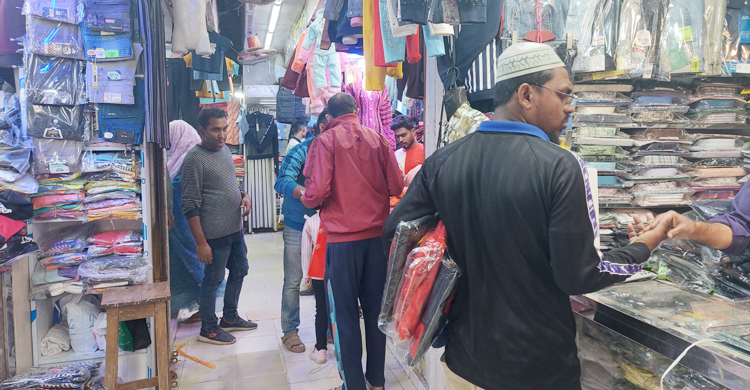 নওগাঁয় শীতের সঙ্গে পাল্লা দিয়ে বাড়ছে গরম কাপড়ের বেচাকেনা