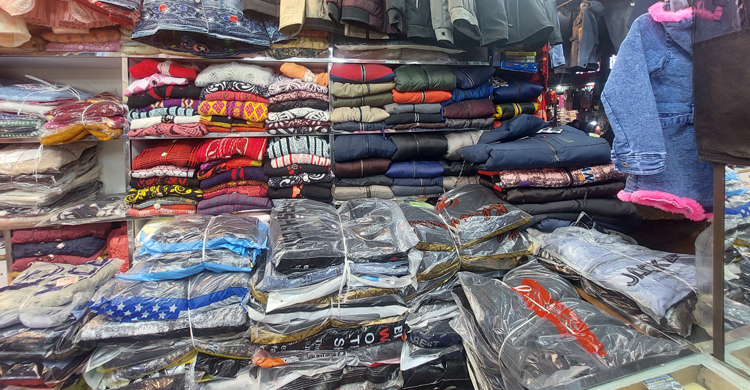 নওগাঁয় শীতের সঙ্গে পাল্লা দিয়ে বাড়ছে গরম কাপড়ের বেচাকেনা