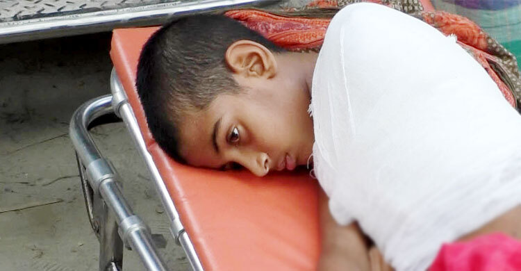 সরকারের সহায়তা চায় বিদ্যুৎস্পৃষ্টে হাত হারানো শিশু জিহাদ