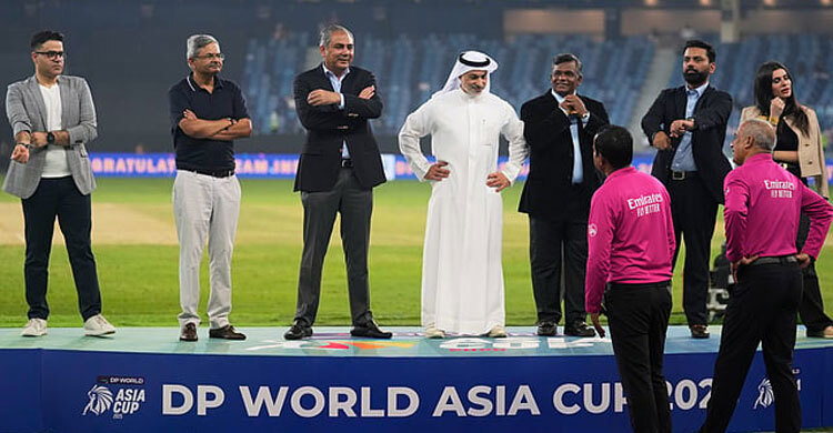 বয়কট করায় ট্রফিটাই নিয়ে গেলেন নাকভি! আইসিসিতে নালিশ করবে ভারত!