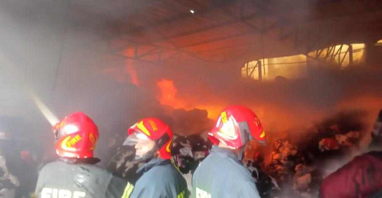 নারায়ণগঞ্জে পোশাক কারখানার গোডাউনে ভয়াবহ অগ্নিকাণ্ড