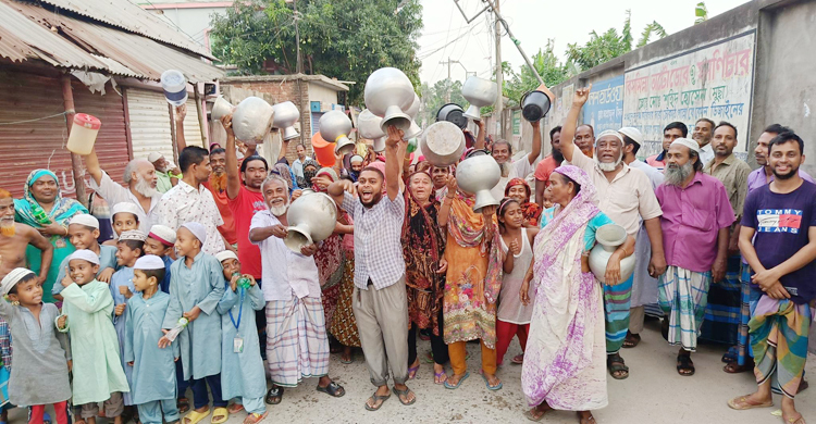 ৯ মাস ধরে পাম্প বিকল, পানির জন্য কলস নিয়ে বিক্ষোভ