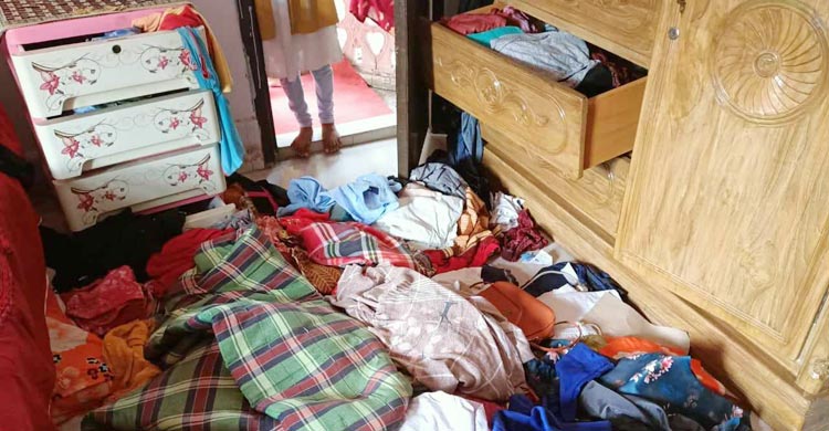 সোনারগাঁয়ে অস্ত্রের মুখে জিম্মি করে ২ বাড়িতে ডাকাতি