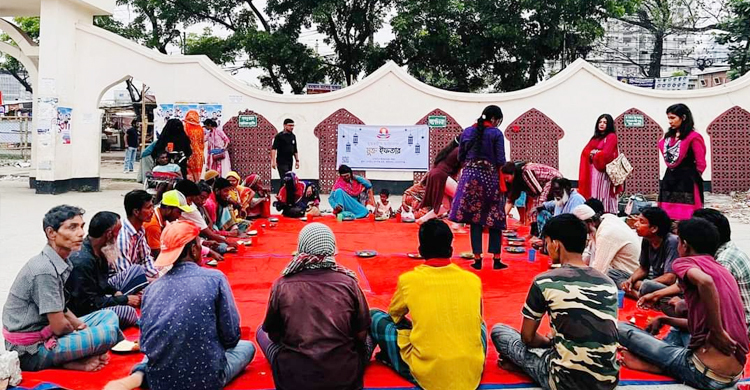 মাইকে ডেকে দুস্থদের খাওয়ানো হয় ইফতার