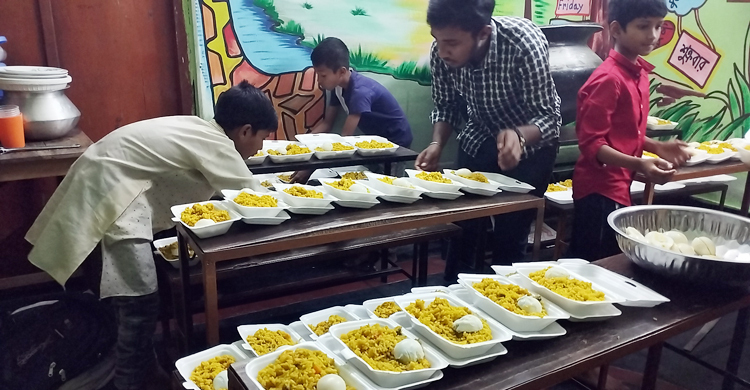 ৪ বছর ধরে ইফতার বিতরণ করছে ফেসবুক গ্রুপ ‘নারায়ণগঞ্জস্থান’