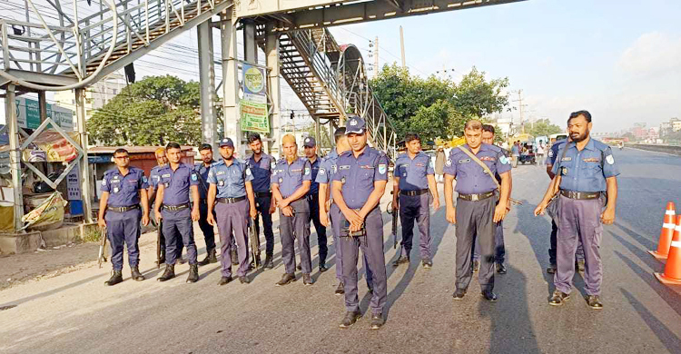 ঢাকা-চট্টগ্রাম মহাসড়কে পুলিশের তল্লাশি