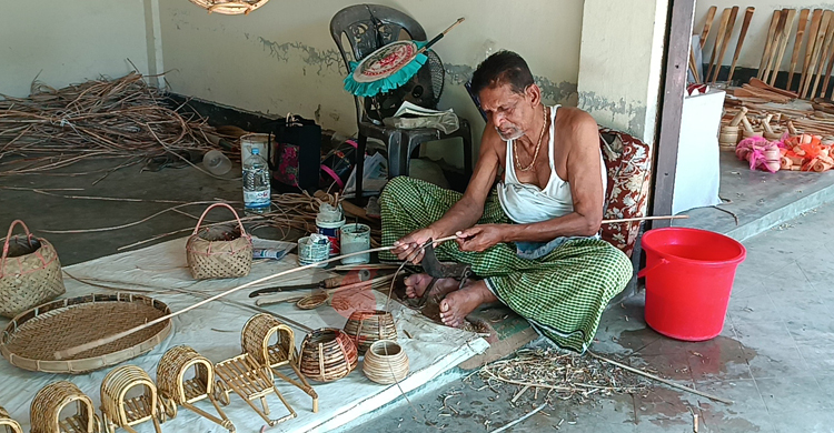 ৫৩ বছর ধরে বাঁশ-বেতের মায়ায় পরেশ চন্দ্র