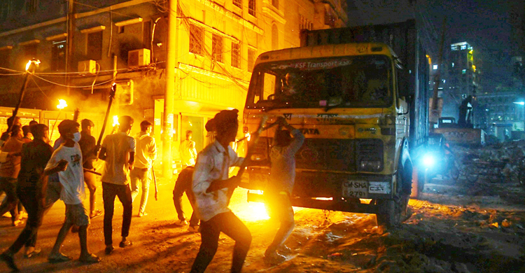 হরতালের সমর্থনে মশাল মিছিল থেকে কাভার্ডভ্যানে আগুন