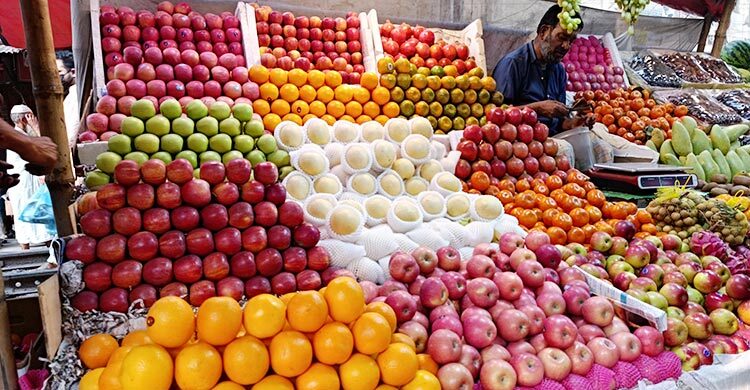 নাগালের বাইরে আপেল-আঙুর, একশোর নিচে মিলছে না দেশি ফল