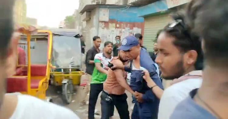 নারায়ণগঞ্জে পুলিশের এসআই ও সোর্সকে বেধড়ক পিটুনি