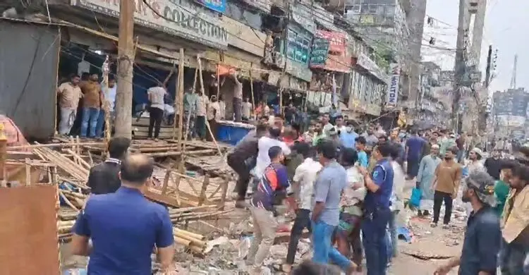 উচ্ছেদ অভিযানের সময় ম্যাজিস্ট্রেটের সামনে বিএনপির দুপক্ষের সংঘর্ষ