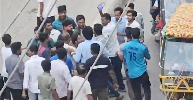 নারায়ণগঞ্জে সিটি করপোরেশনের উচ্ছেদ কর্মীদের ওপর হকারদের হামলা