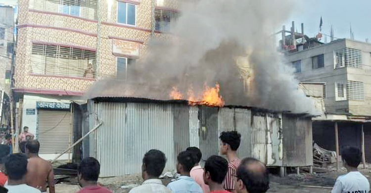 নারায়ণগঞ্জে আগুনে পুড়লো ৭ কাপড়ের দোকান