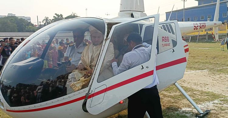 শখ পূরণে হেলিকপ্টারে চড়ে বউকে বাড়িতে আনলেন স্বামী