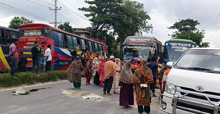 বন্দরে পোশাকশ্রমিকদের মহাসড়ক অবরোধ, যানজট