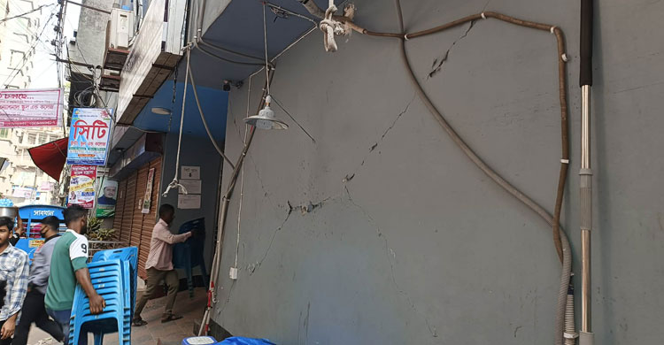সিদ্ধিরগঞ্জে ভূমিকম্পে স্কুলসহ ১৩ ভবনে ফাটল