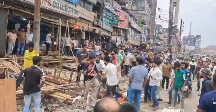 উচ্ছেদ অভিযানের সময় ম্যাজিস্ট্রেটের সামনে বিএনপির দুপক্ষের সংঘর্ষ