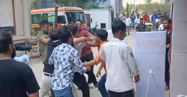 বিএনপি নেতার ওপর যুবদল কর্মীদের হামলা, ছিঁড়ে গেল পোশাক