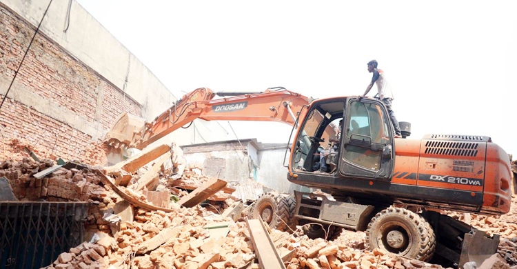 নারায়ণগঞ্জে গুঁড়িয়ে দেওয়া হয়েছে বিস্ফোরণে ক্ষতিগ্রস্ত সেই ভবন