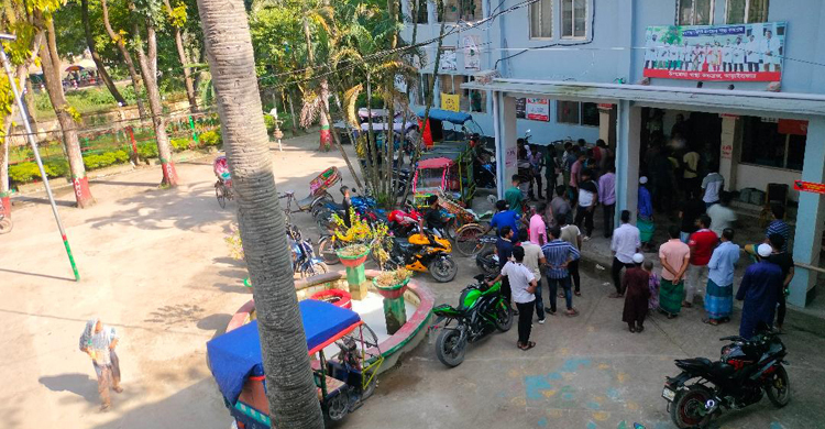 ছাত্রলীগ নেতার রোগী দেখতে দেরি করায় চিকিৎসকের ওপর হামলা