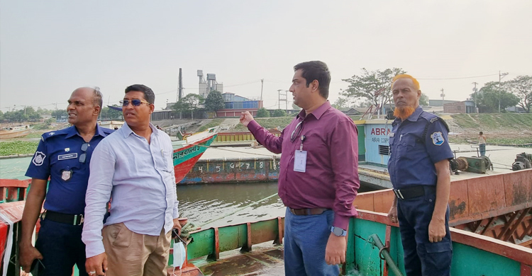 নারায়ণগঞ্জের শীতলক্ষ্যায় ৬ নৌযানকে জরিমানা