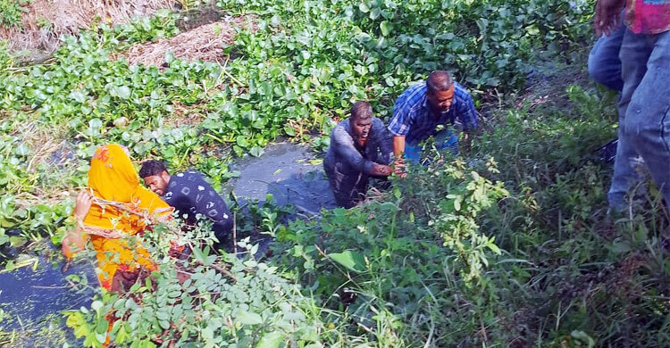 বিএনপির দুই নেতাকে পানিতে ‘চুবালো’ গ্রামবাসী