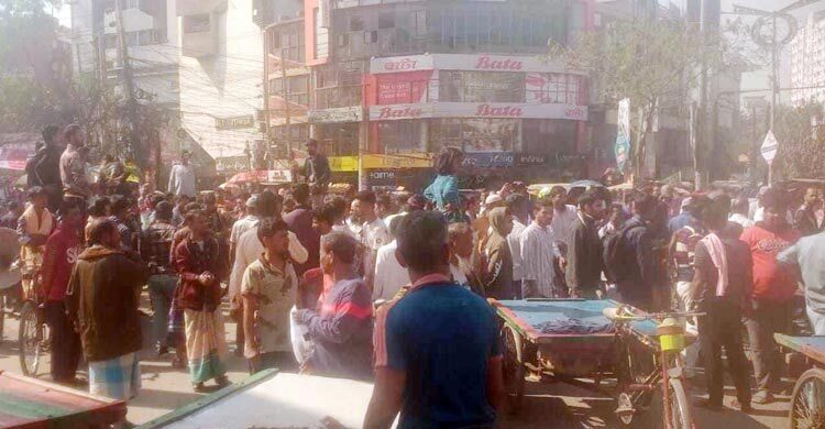 নারায়ণগঞ্জে পুলিশের চাঁদাবাজির প্রতিবাদে সড়ক অবরোধ