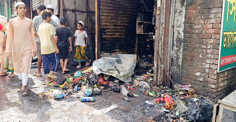 নারায়ণগঞ্জ হকার্স মার্কেটে আগুন, ৩০ দোকান পুড়ে ছাই