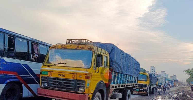 ঢাকা-সিলেট মহাসড়কে ৫ কিলোমিটার যানজট, ভোগান্তি