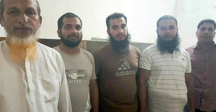 প্রতিপক্ষকে কুপিয়ে মামলা করতে গিয়ে ৪ ছেলেসহ গ্রেফতার বাবা