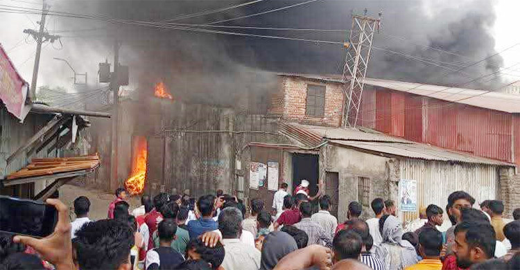 নারায়ণগঞ্জে ভূমিকম্পে বৈদ্যুতিক তারের ঘর্ষণে তুলা কারখানায় আগুন