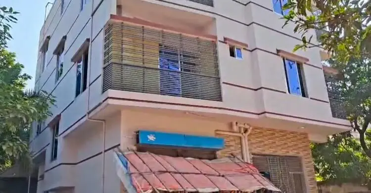 দিনদুপুরে শিক্ষার্থীকে জিম্মি করে স্বর্ণালংকার-টাকা লুট