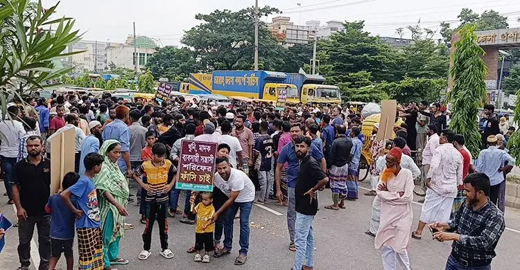 নারায়ণগঞ্জে হত্যার বিচার দাবিতে সড়ক অবরোধ