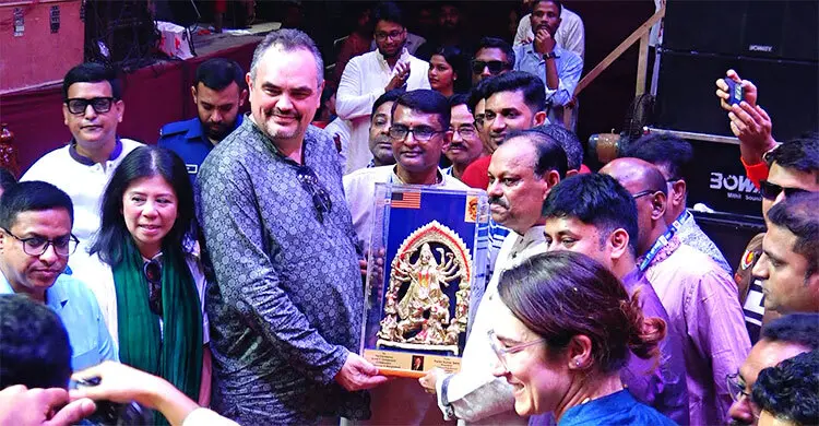 পূজামণ্ডপ পরিদর্শন করে মুগ্ধ মার্কিন রাষ্ট্রদূত