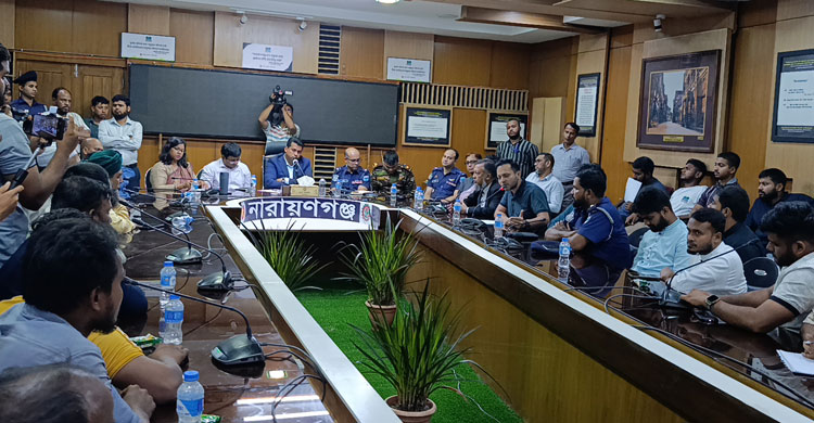 যানজট নিরসনে নিয়োজিত শিক্ষার্থীদের ওপর ইজিবাইকচালকদের হামলা